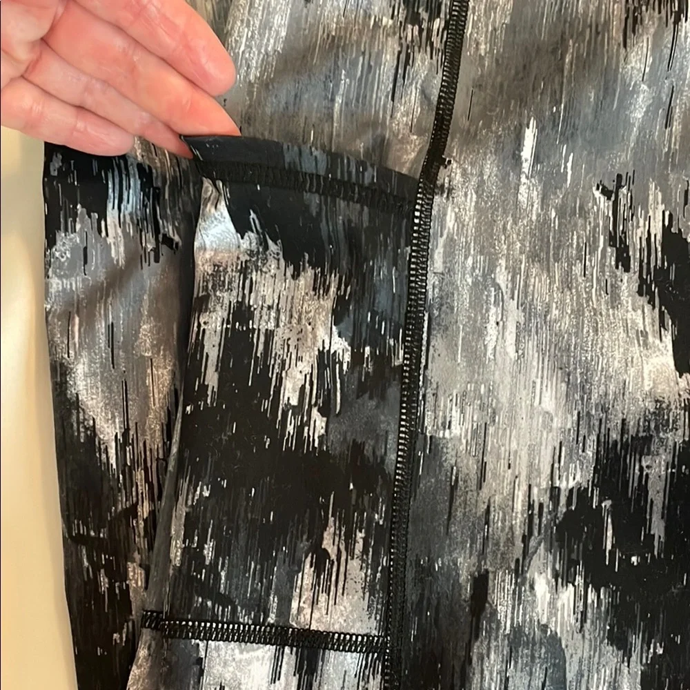 Reebok Black and Gray Patterned Leggings - Picture 2 of 4